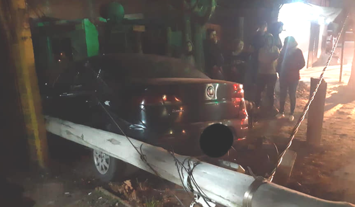 Madrugada en Almirante Brown: un auto chocó contra una vivienda y otra casa se incendió