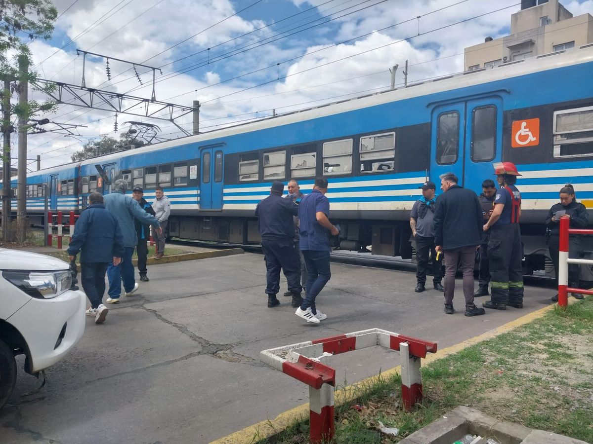 Accidente con el tren en Monte Grande: motociclistas cruzaron con la barrera baja